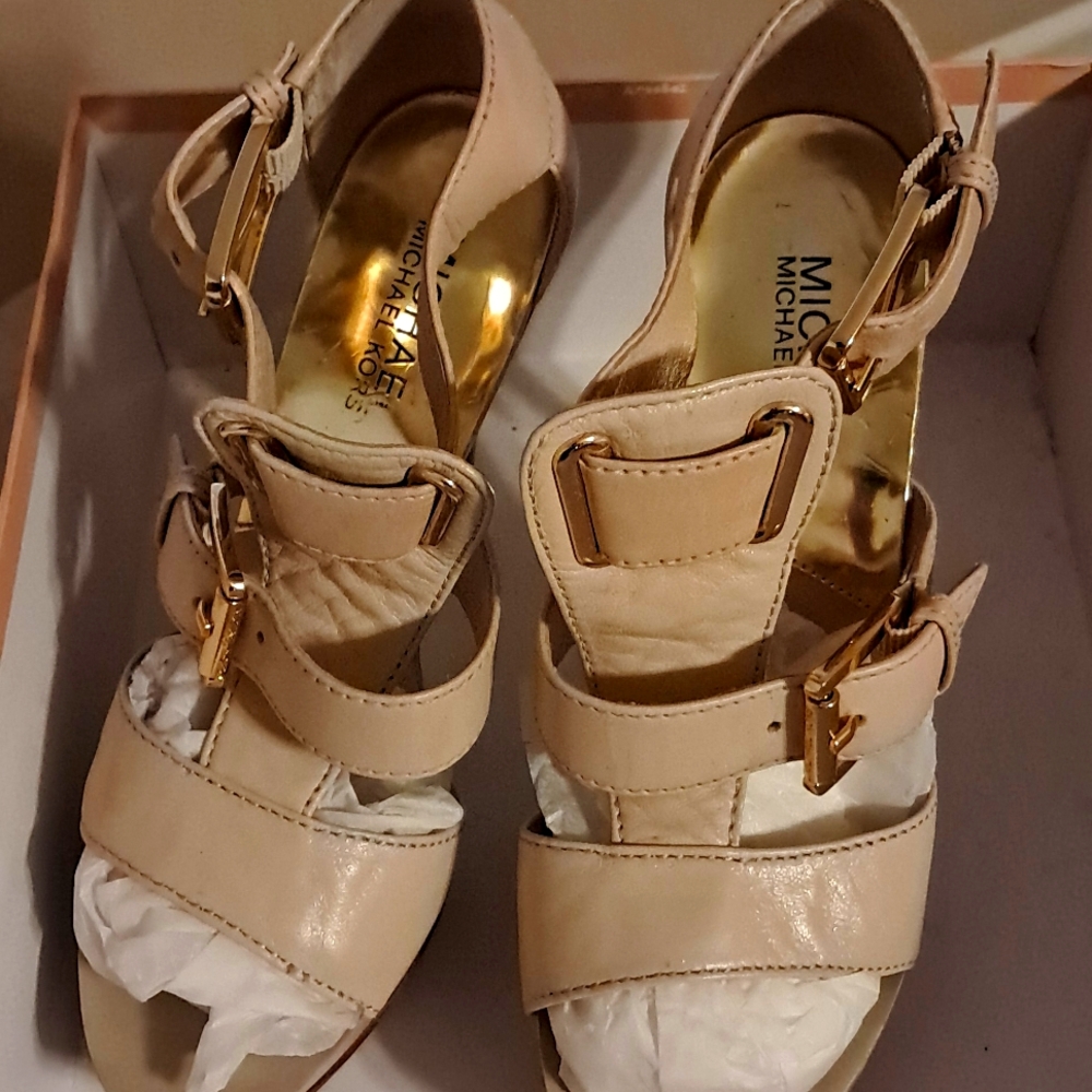 Michael Kors Gansevoort Platform size:6 color : Pumice